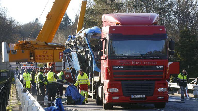 Sikerült szárazföldre emelni a szenteste folyóba zuhant buszt