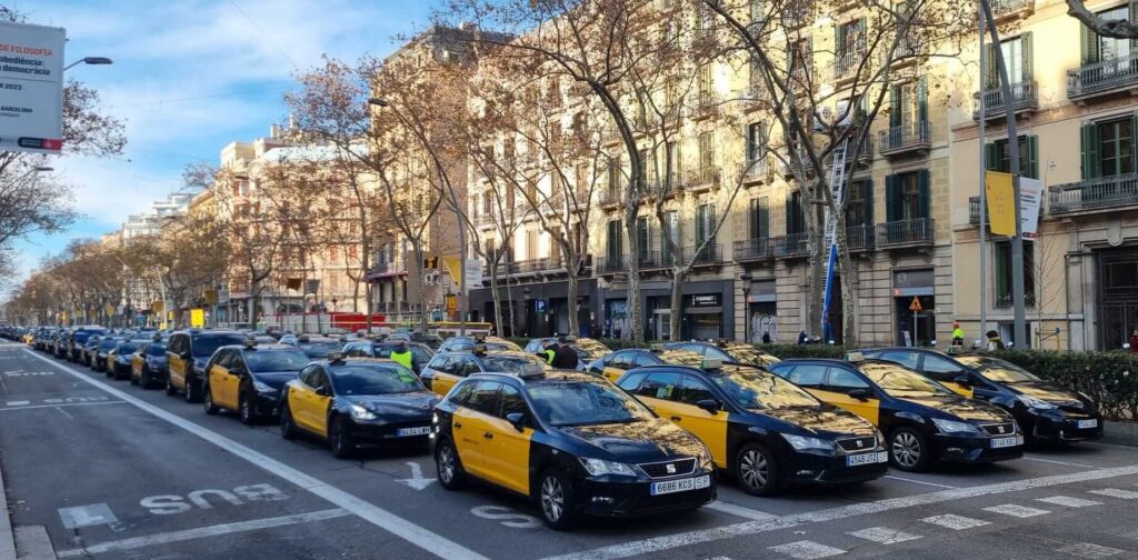 Az orvosok, a tanárok és a taxisok is tüntetnek ma Katalóniában